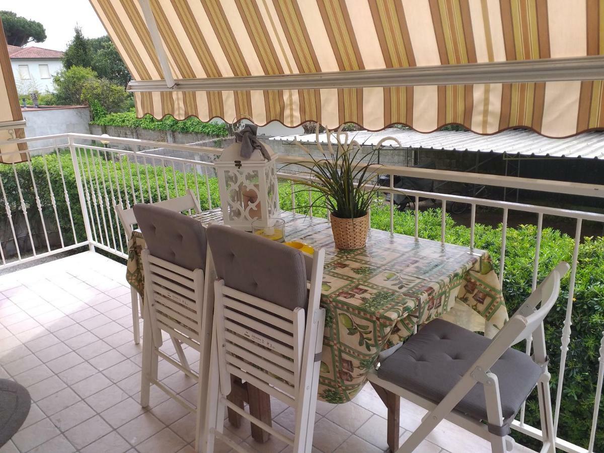 Le Palme 98 "Casa Vacanze" Лидо Ди Камайоре Екстериор снимка